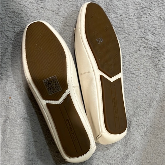 New Michael Kors Cream Ballet Flats - Picture 5 of 12
